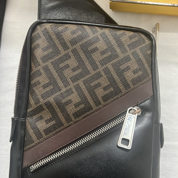 Fendi crossbody leather bag (large size) - Picture 3 of 3